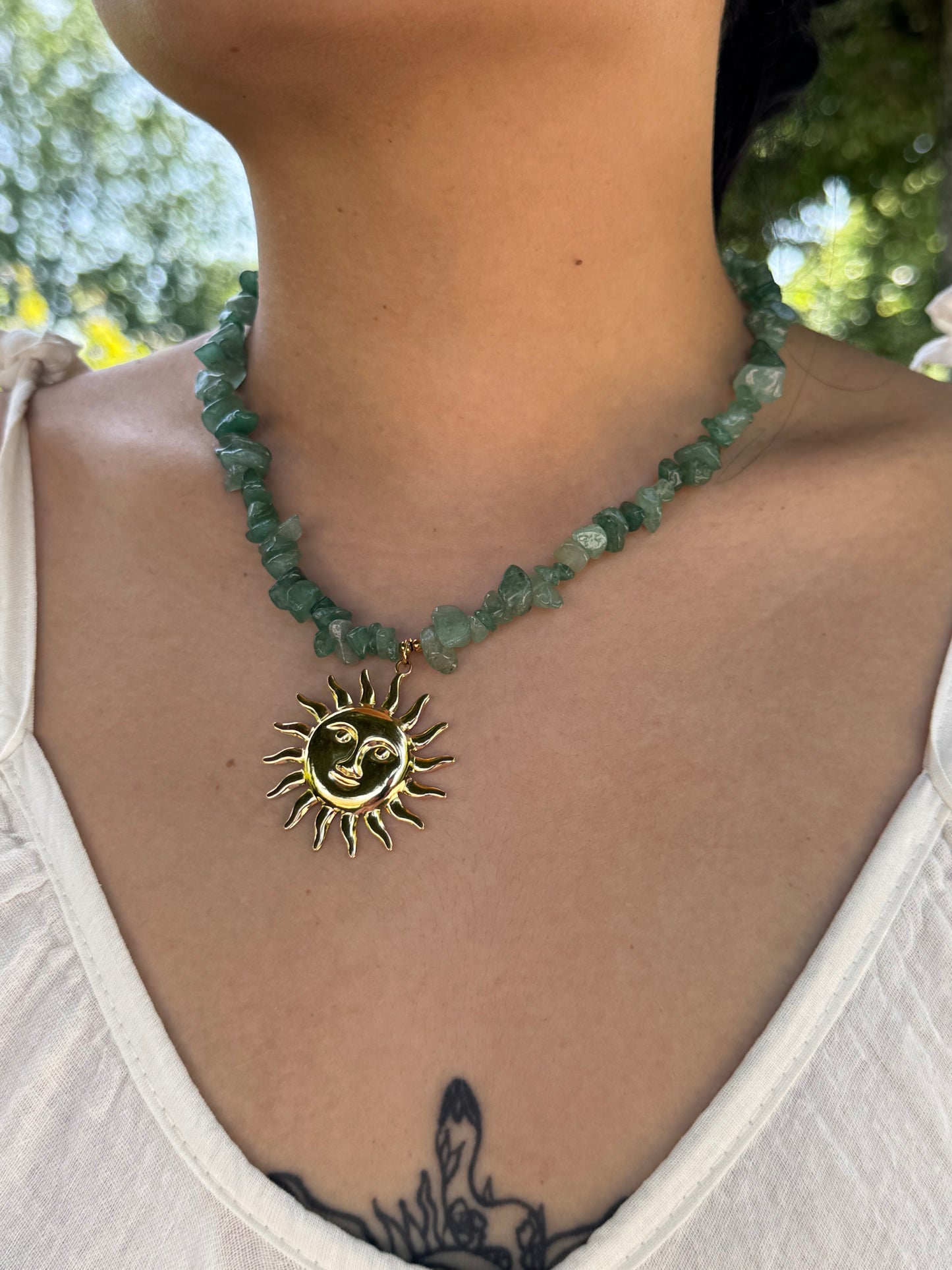 Collier pierre verte et soleil doré Chailai