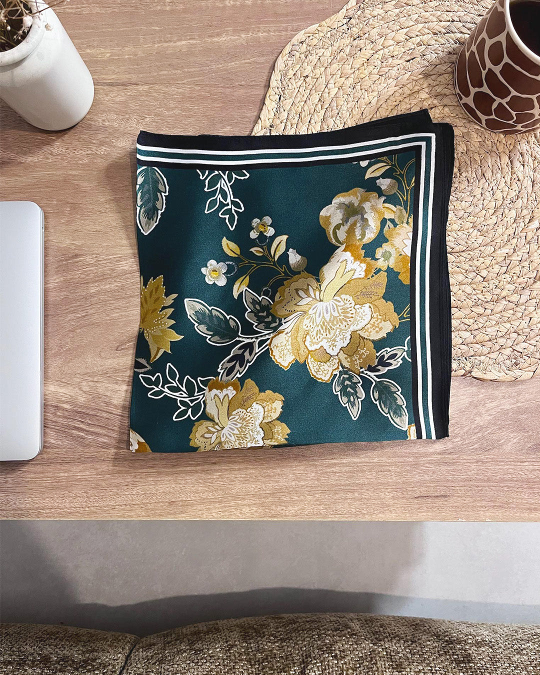Carré de soie Chaï plié à plat – imprimés roses dorées et contour contrasté – Kaprys