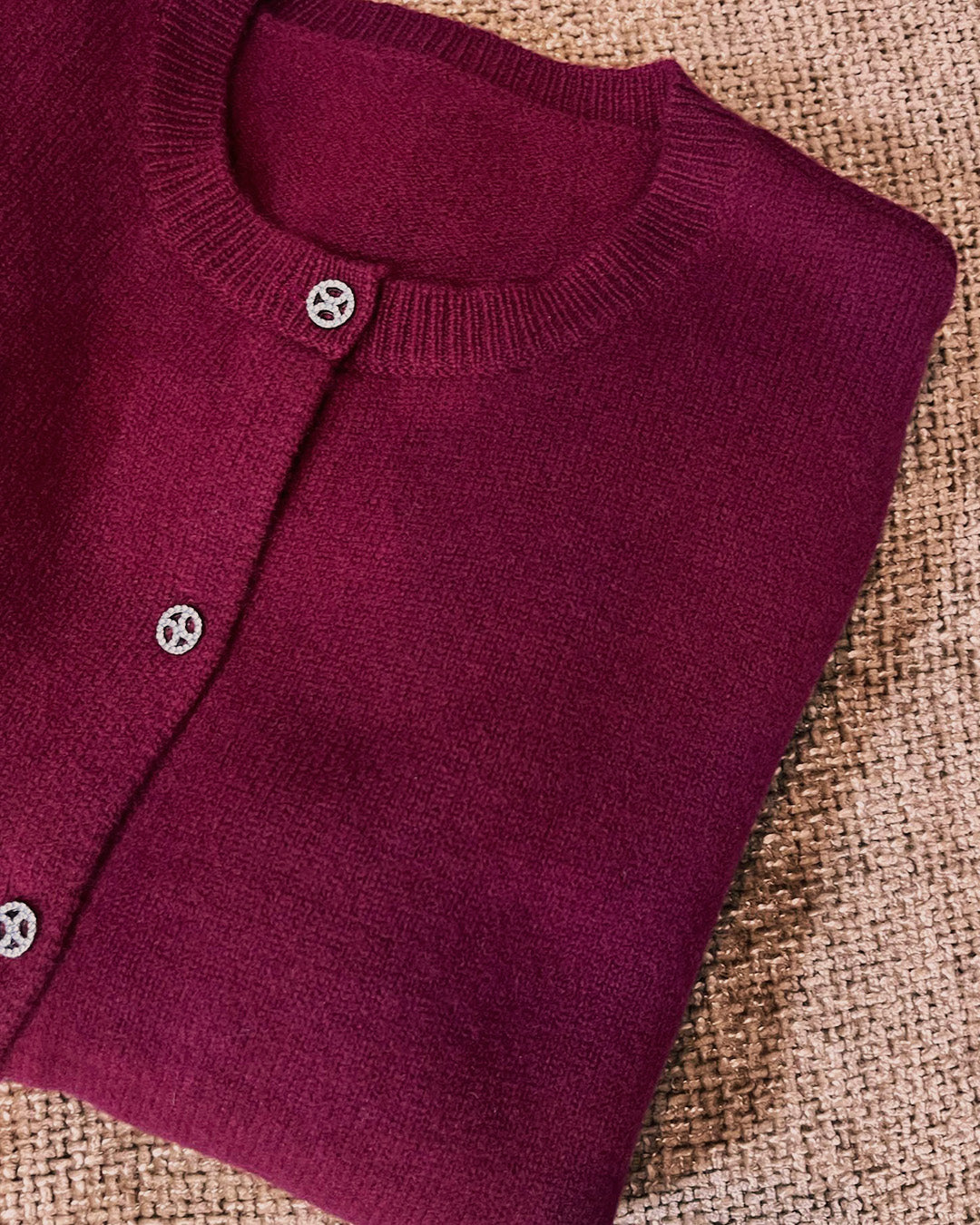 vue du haut du gilet fermé bordeaux focus matière laine