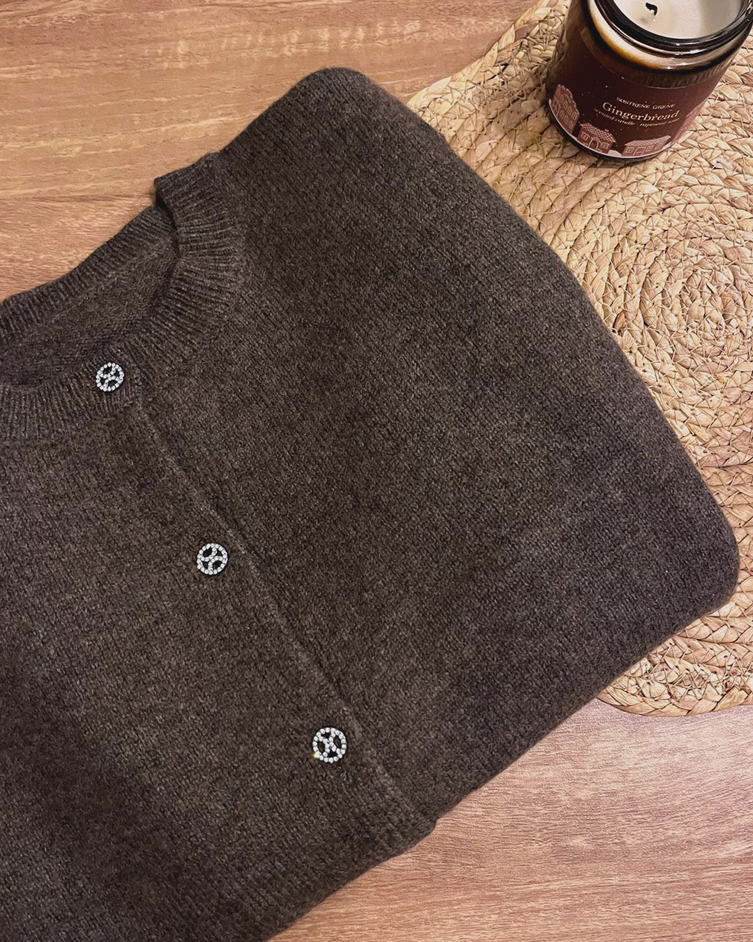 vue du haut du gilet marron rangé et plié pour entretenir la laine