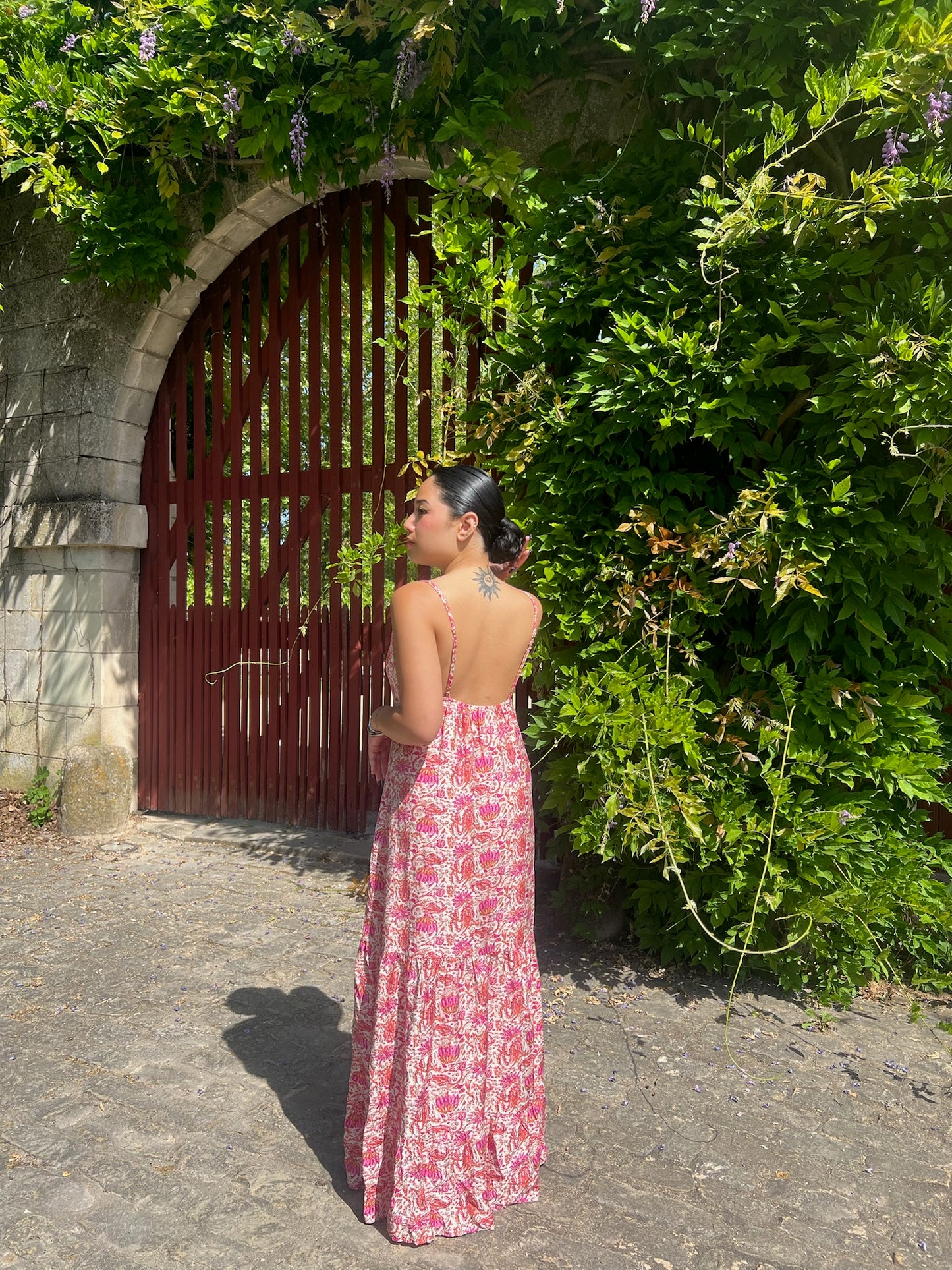 Robe longue fendue à motifs roses Intira