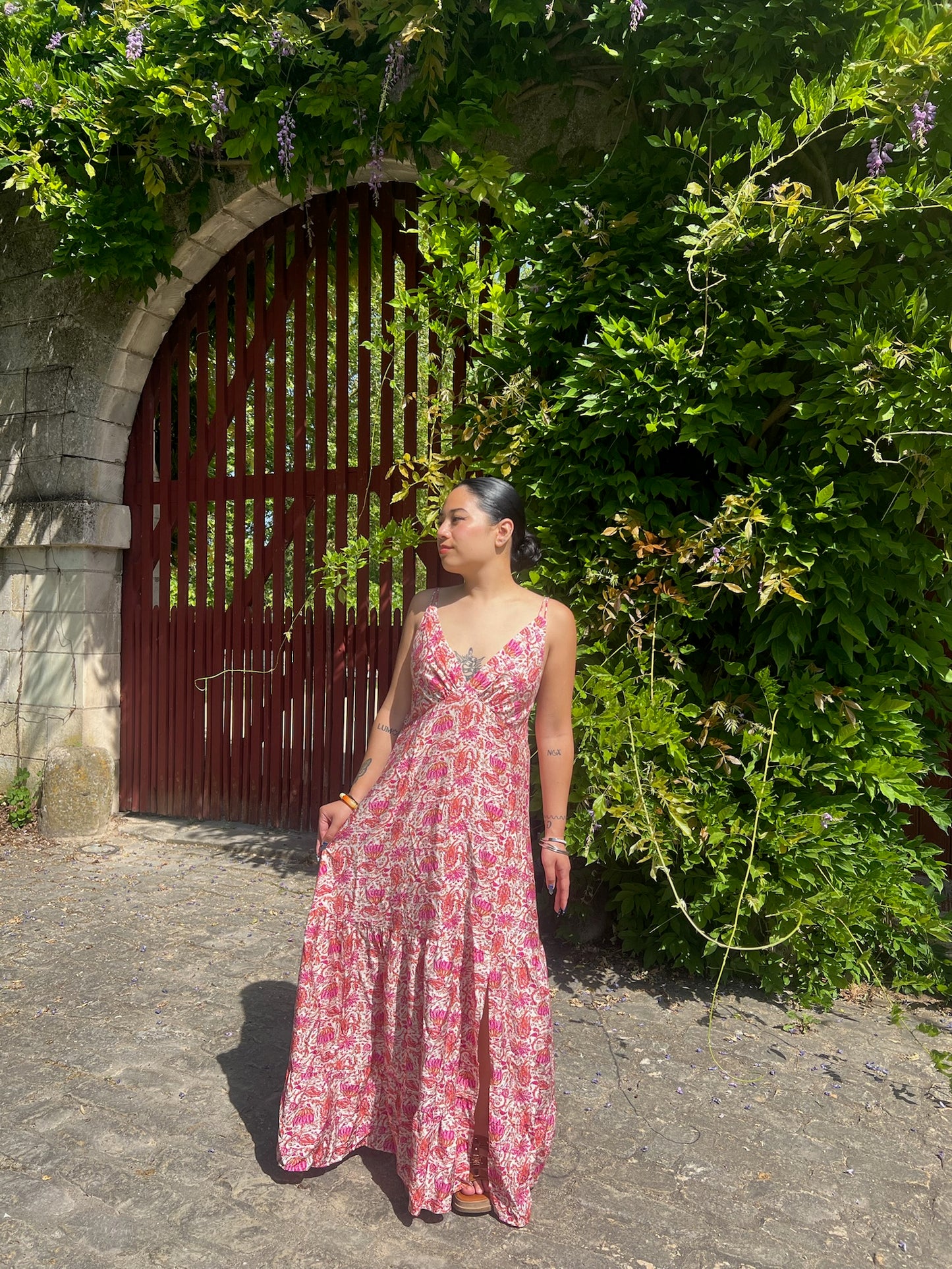 Robe longue fendue à motifs roses Intira