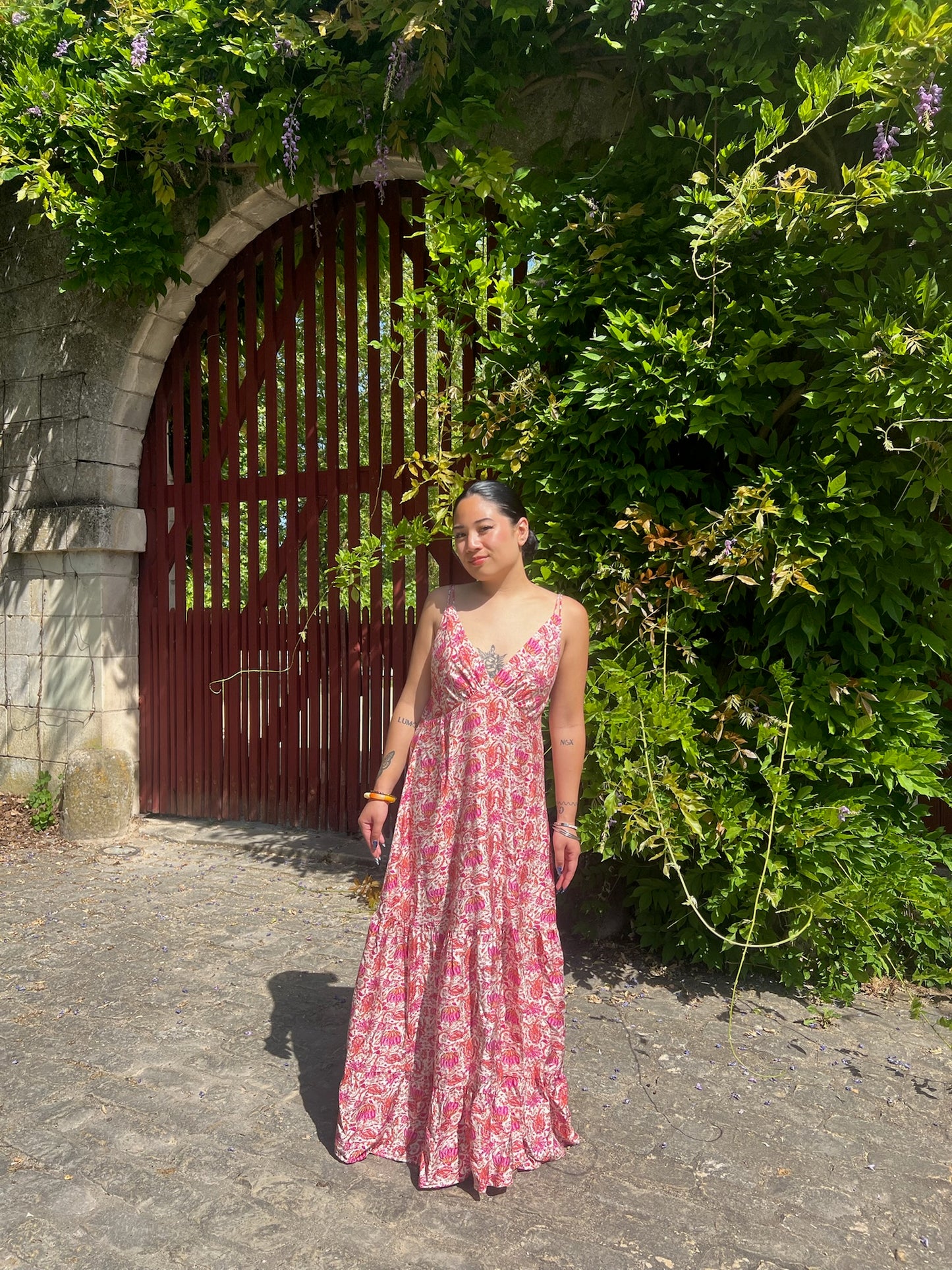 Robe longue fendue à motifs roses Intira