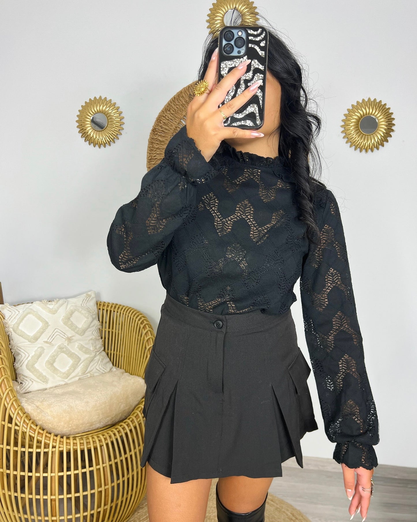 Blouse ajourée col victorien noir Samran portée de face – 75% coton romantique – Kaprys