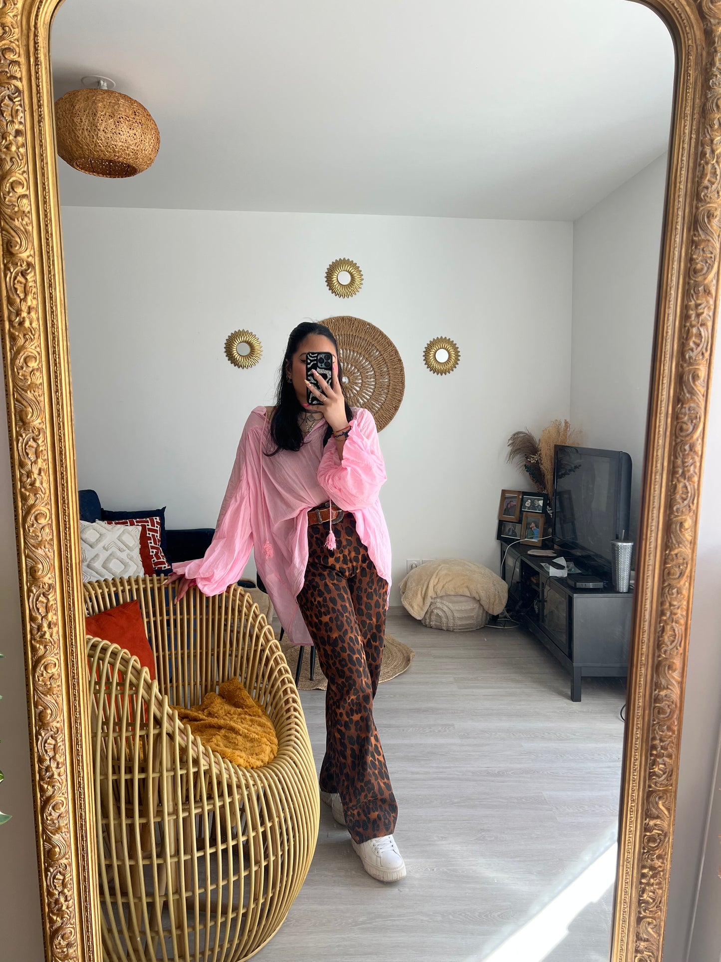 Look complet blouse rose Somchai avec jean Pranee – tenue estivale – Kaprys