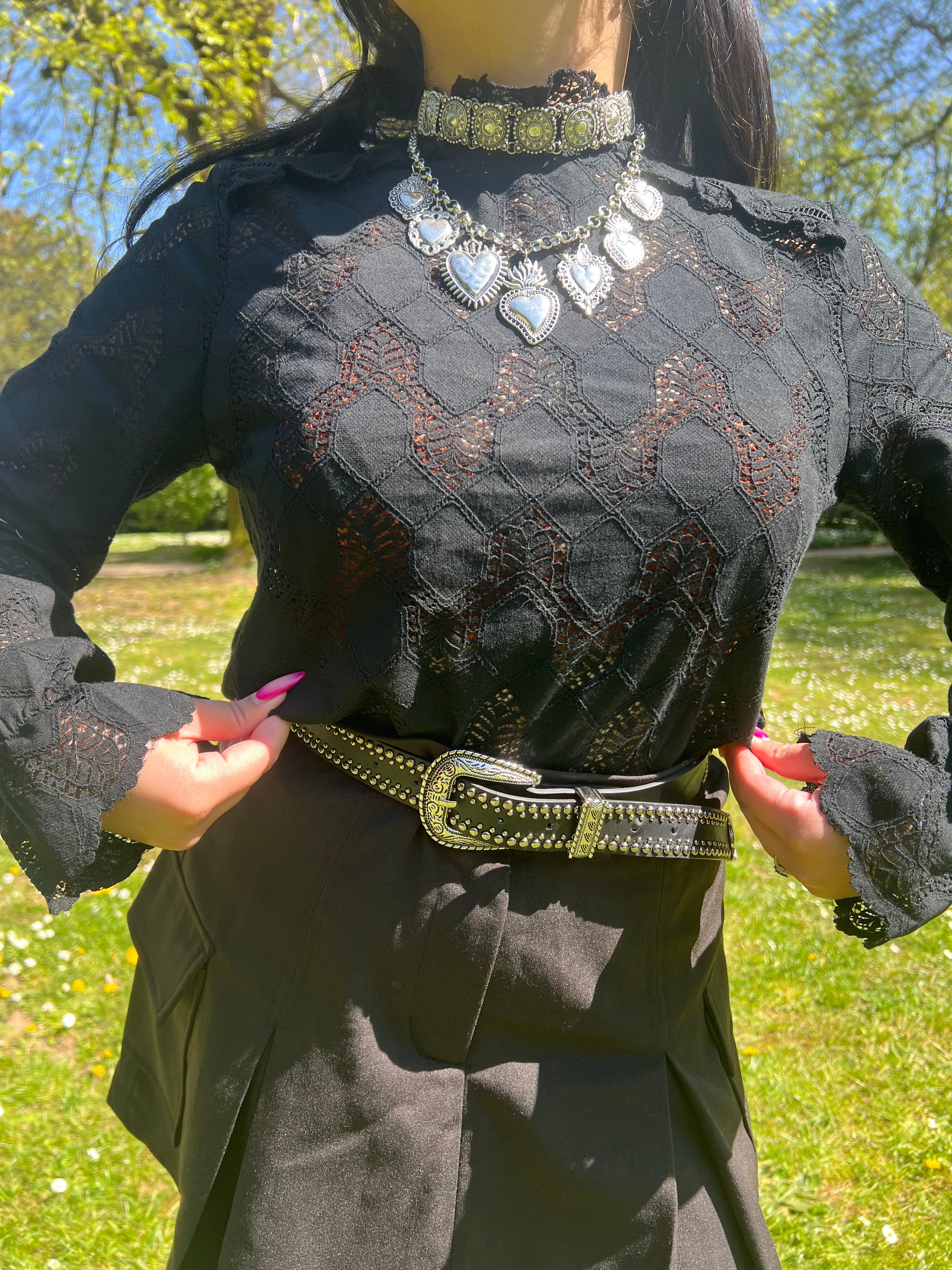 Détail col victorien froufrous blouse Samran – finition sophistiquée – Kaprys