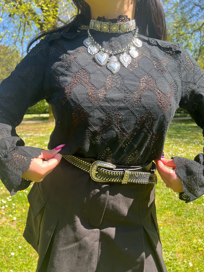 Détail col victorien froufrous blouse Samran – finition sophistiquée – Kaprys