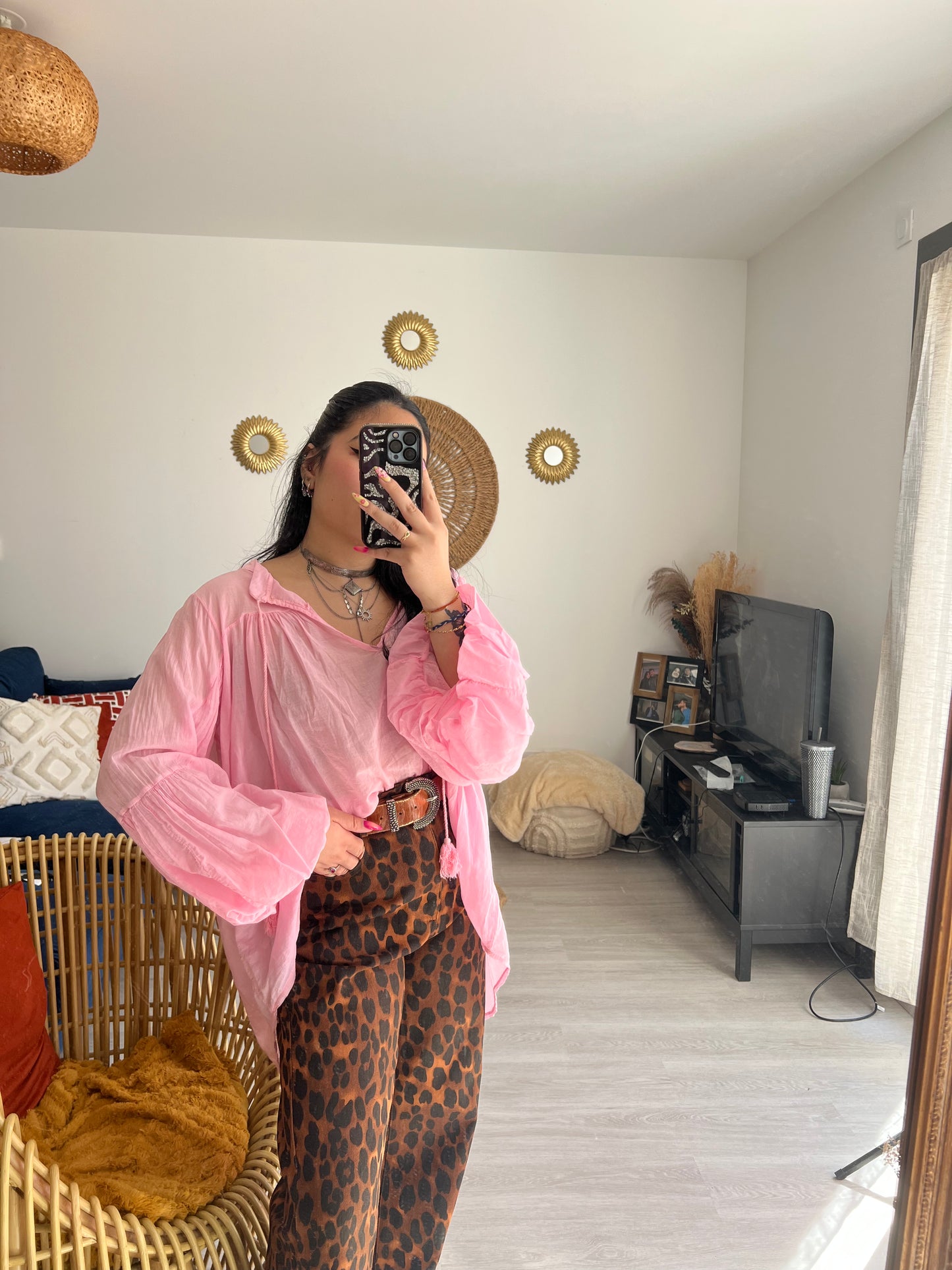 Blouse tunique rose 100% coton Somchai portée de face – coupe oversize fluide – Kaprys
