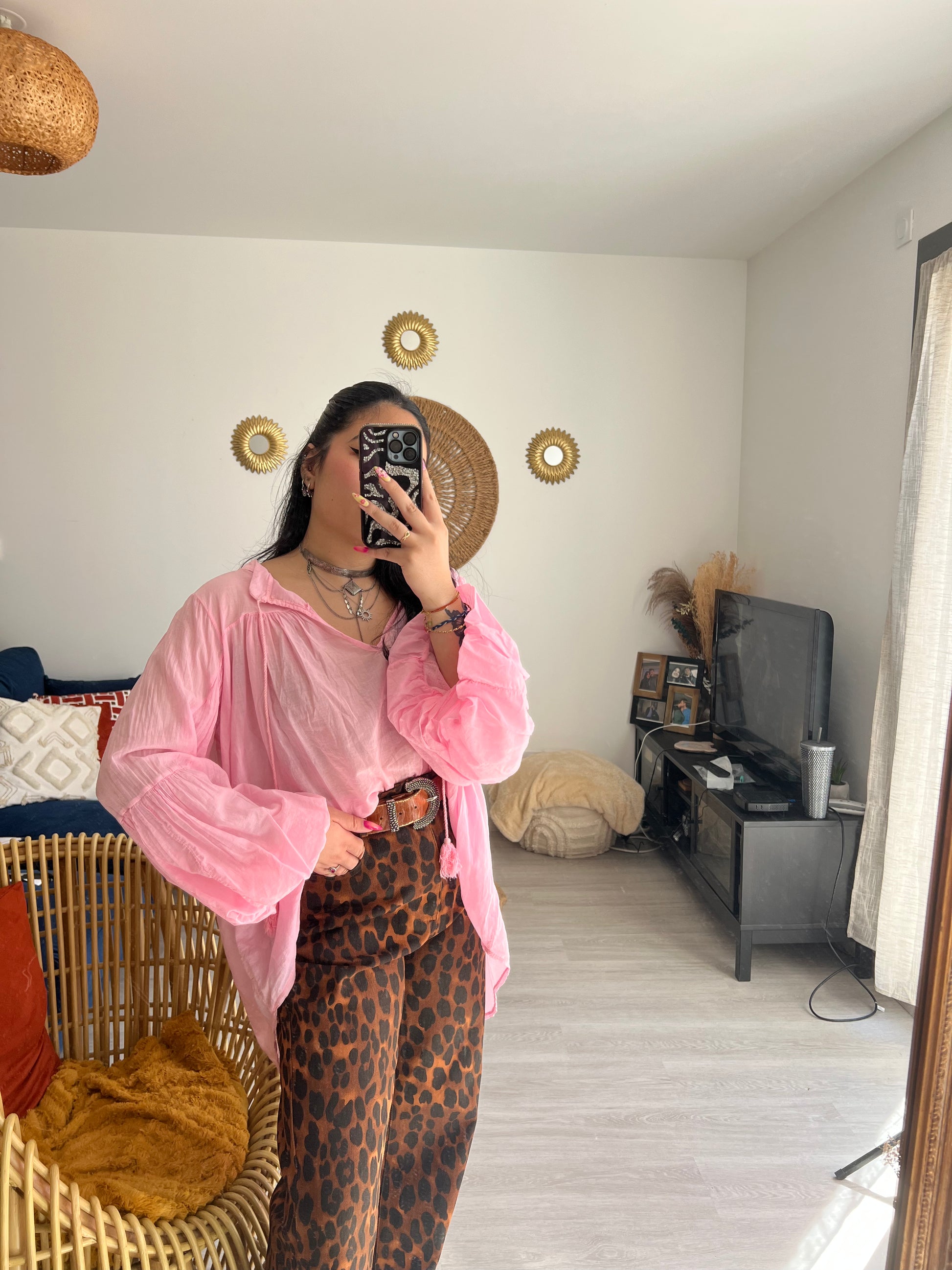 Blouse tunique rose 100% coton Somchai portée de face – coupe oversize fluide – Kaprys