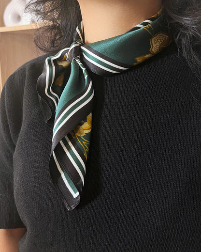 Carré de soie Chaï vu de près – teintes vert sapin noir crème et ocre – Kaprys