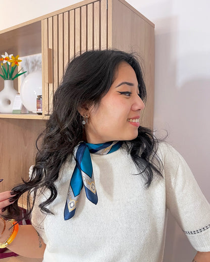 Carré de soie bleu turquoise Lamoon porté autour du cou – 100% soie – Kaprys