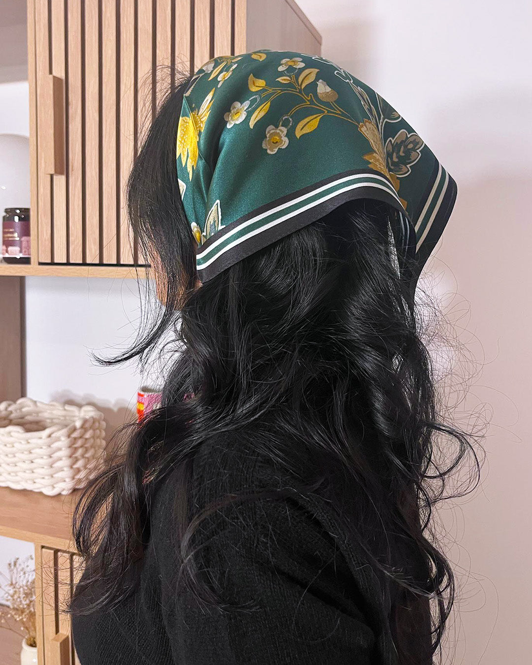 Carré de soie Chaï porté en bandana dans les cheveux – style estival – Kaprys