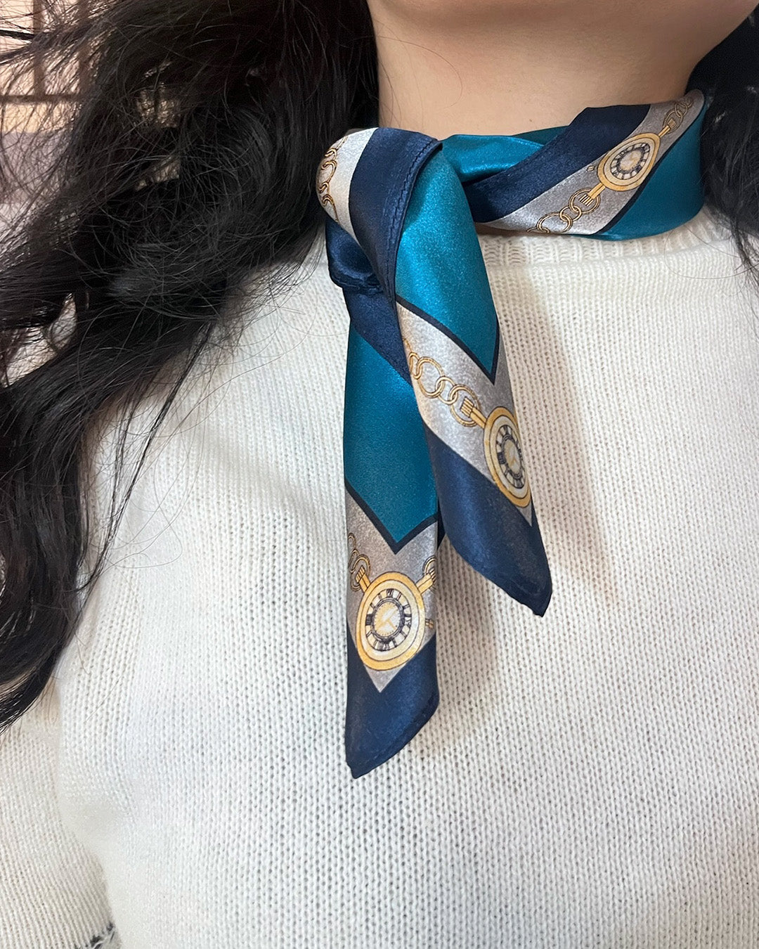 Carré de soie Lamoon 53x53 cm vu de près – motif chaîne contour