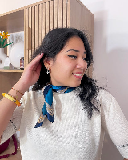 Carré de soie Lamoon noué en foulard – coloris bleu turquoise lumineux – Kaprys