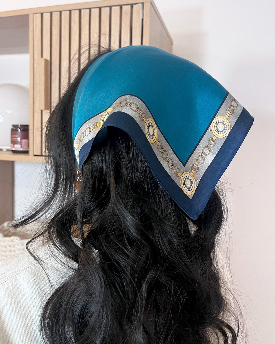 Carré de soie Lamoon plié à plat – motif chaîne et coloris turquoise – Kaprys