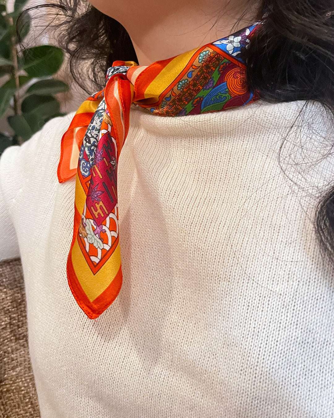 Carré de soie Pracha noué en foulard autour du cou – coloris rouge et orange – Kaprys