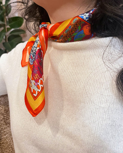 Carré de soie Pracha noué en foulard autour du cou – coloris rouge et orange – Kaprys