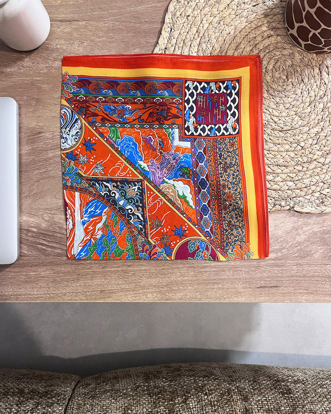 Carré de soie Pracha plié à plat – motifs colorés 53x53 cm – Kaprys