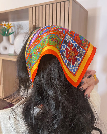 Carré de soie rouge Pracha porté en bandana dans les cheveux – Kaprys