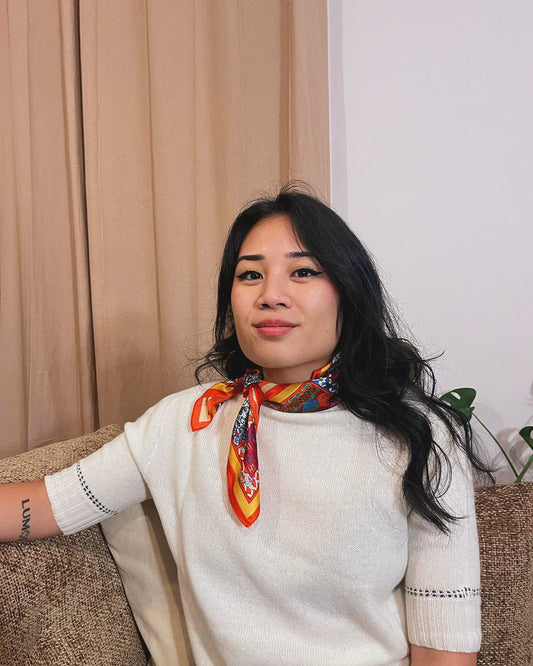 Carré de soie rouge et orange Pracha porté autour du cou – 100% soie – Kaprys