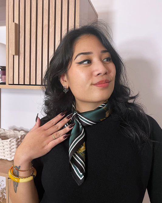 Carré de soie vert sapin Chaï porté autour du cou – 100% soie 53x53 cm – Kaprys