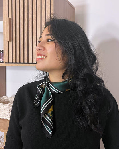 Comment nouer un carré de soie vert Chaï – façon foulard autour du cou – Kaprys