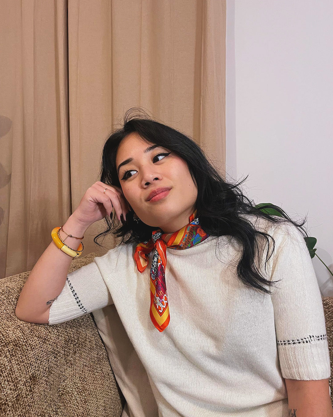 Carré de soie rouge et orange Pracha