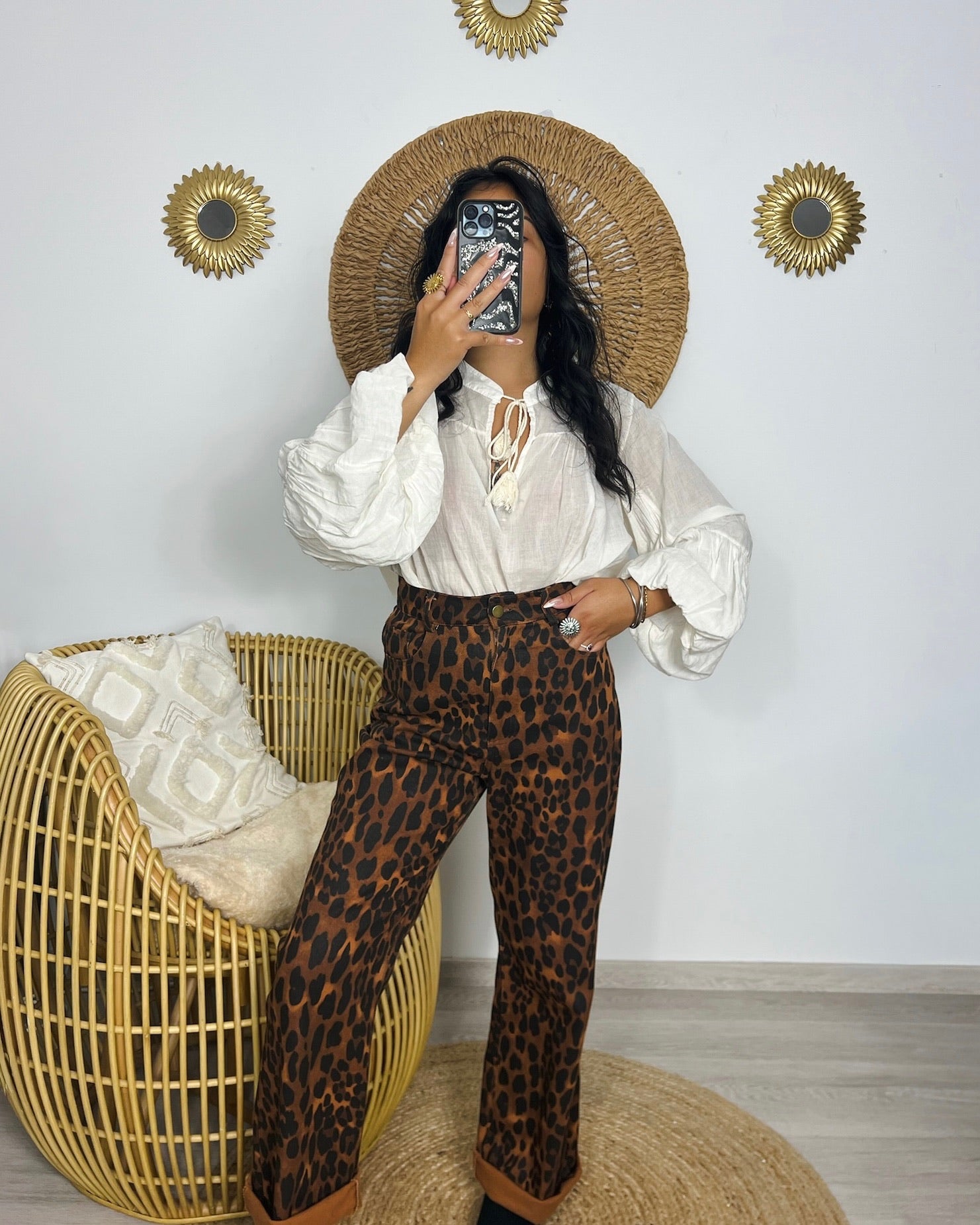 Look complet jean léopard Pranee avec pull noir – tenue casual chic – Kaprys