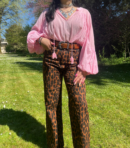 Détail imprimé léopard jean Pranee – tons camel et noir 100% coton – Kaprys