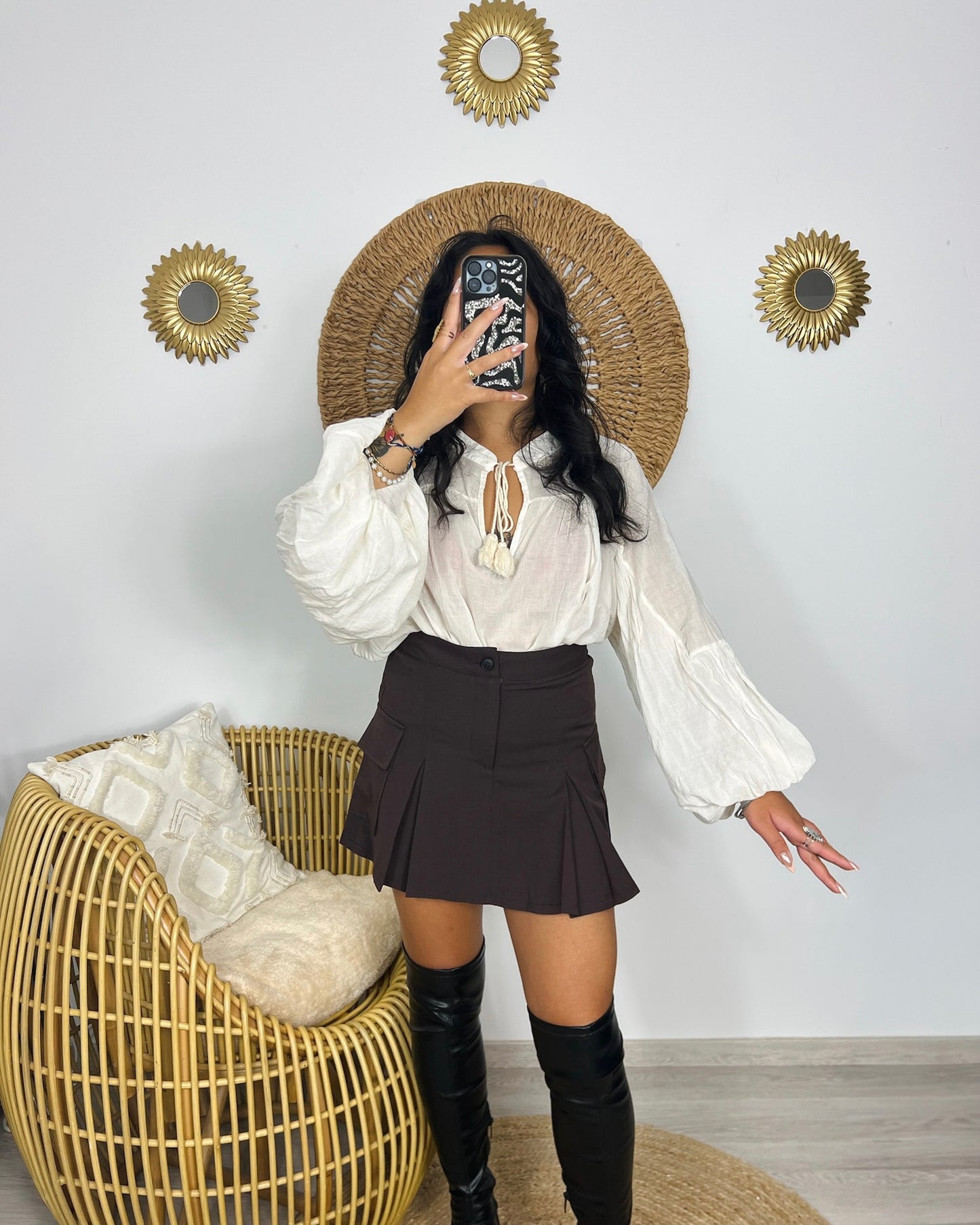 Jupe-short Bussaba marron de profil – plis naturels aux hanches tons neutres – Kaprys