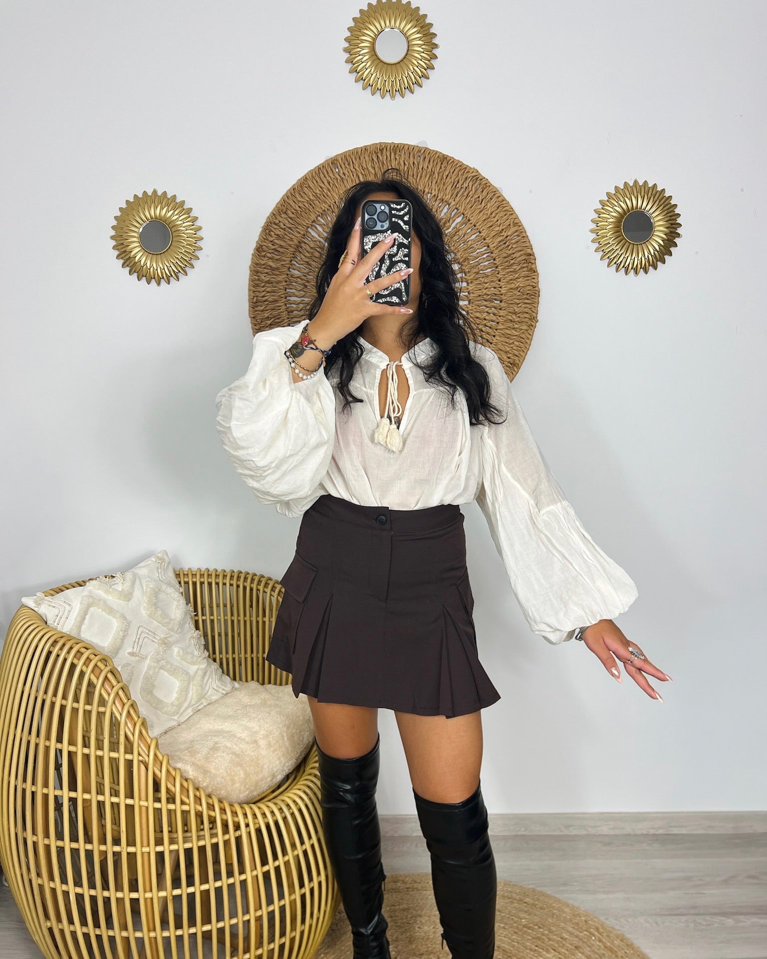 Jupe-short Bussaba marron de profil – plis naturels aux hanches tons neutres – Kaprys