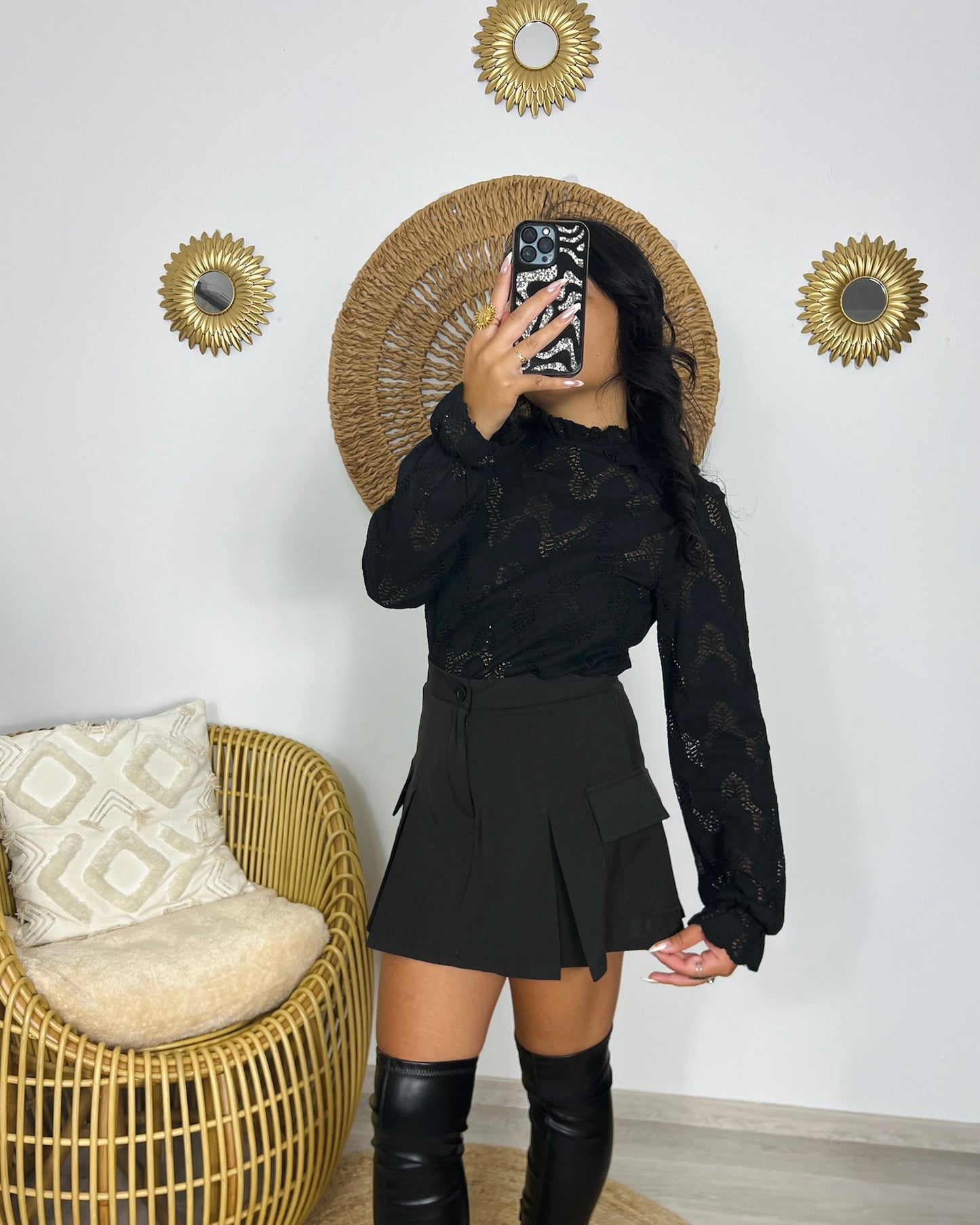Jupe-short cargo noire Bussaba portée de face – style trapèze short intégré – Kaprys
