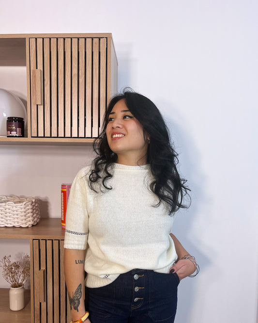 Pull manches courtes crème Samjaï porté de face – laine et cachemire mi-saison – Kaprys