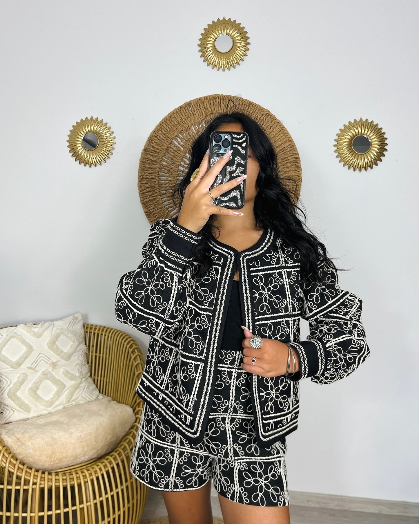Veste brodée à manches longues Prajuk noire portée de face – esprit bohème chic – Kaprys