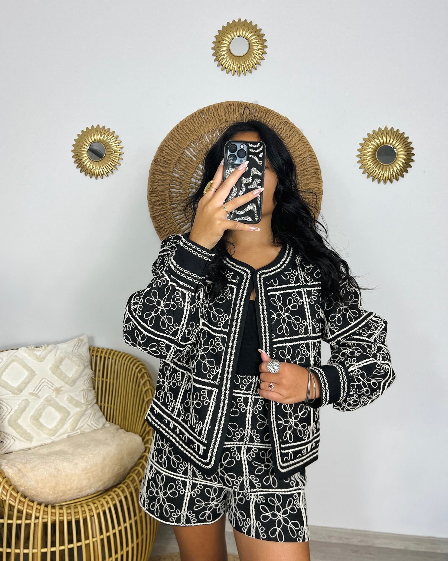 Veste brodée à manches longues Prajuk noire portée de face – esprit bohème chic – Kaprys