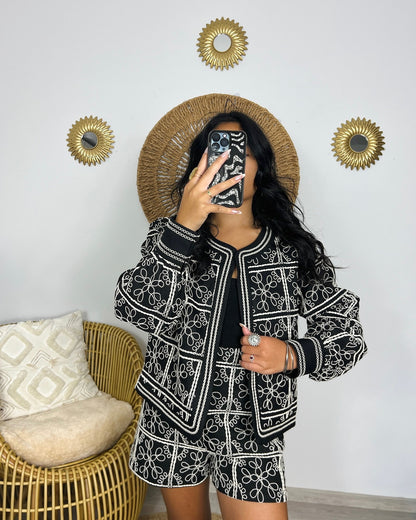 Veste brodée à manches longues Prajuk noire portée de face – esprit bohème chic – Kaprys