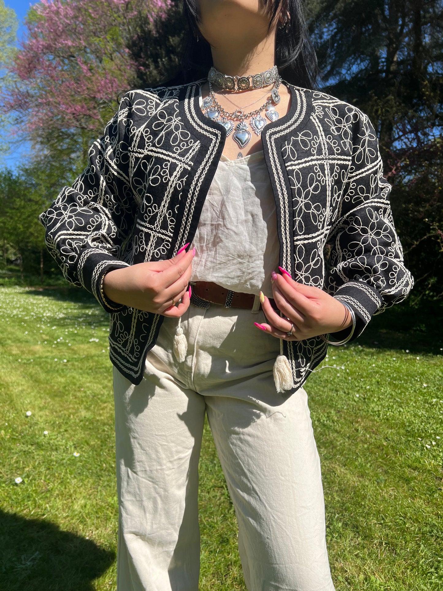 Détail broderies florales veste Prajuk – finition haut de gamme – Kaprys