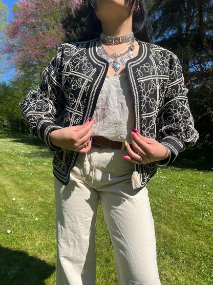 Détail broderies florales veste Prajuk – finition haut de gamme – Kaprys