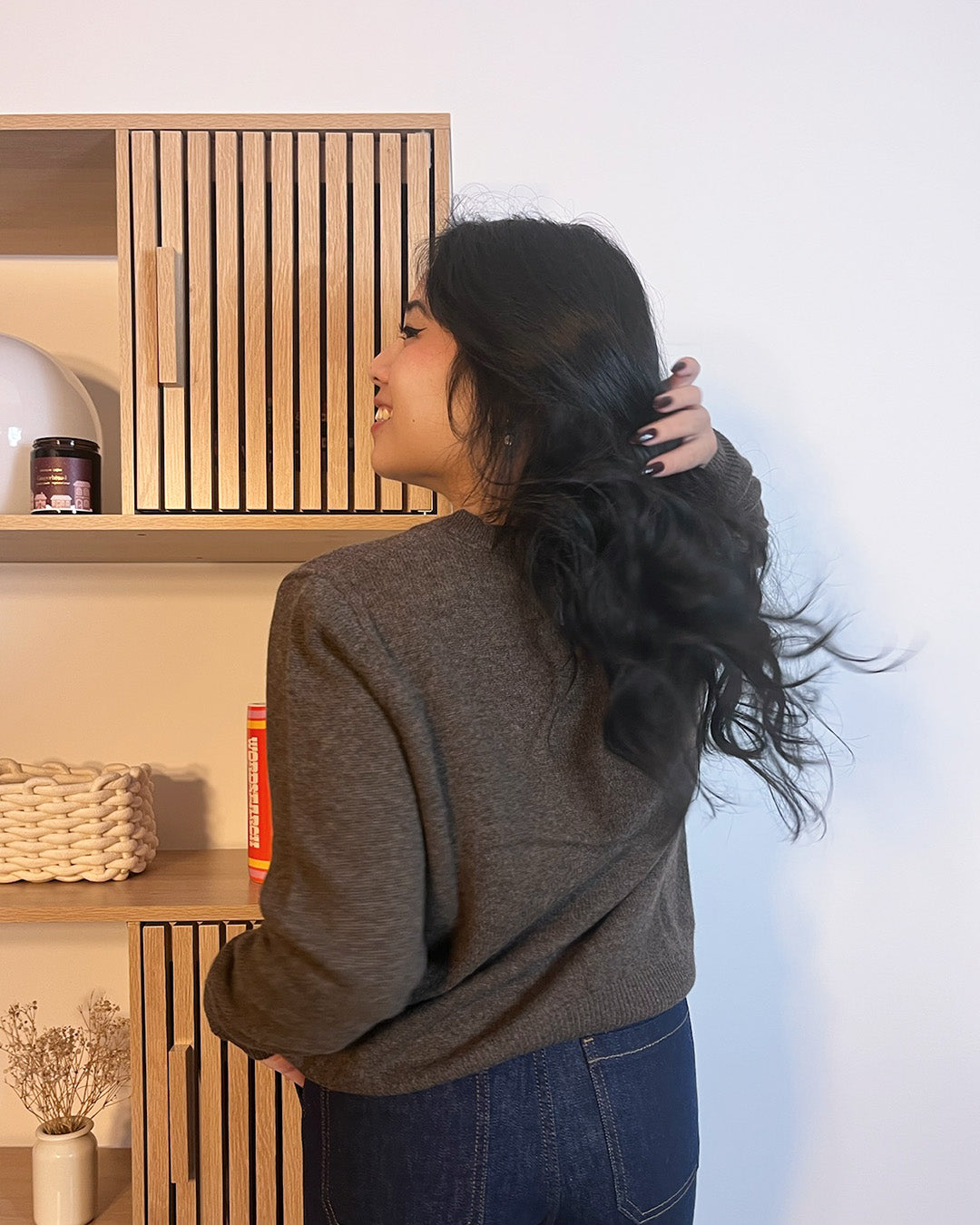 gilet en laine marron vue de dos pour montrer la coupe derrière