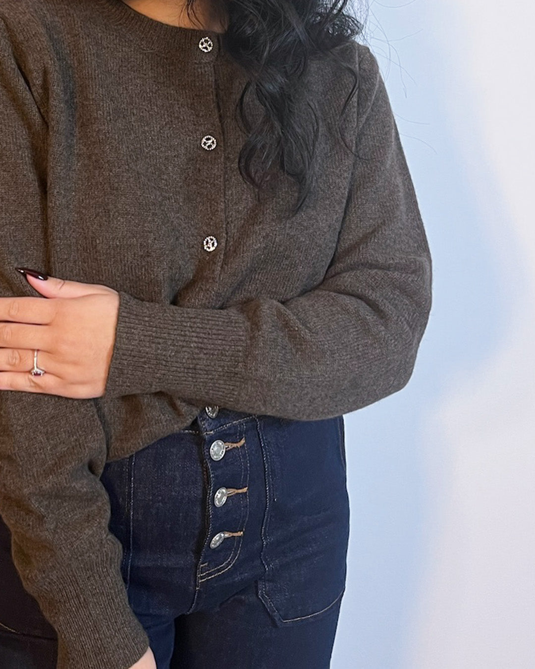 rendu porté de près du gilet fermé comme un pull