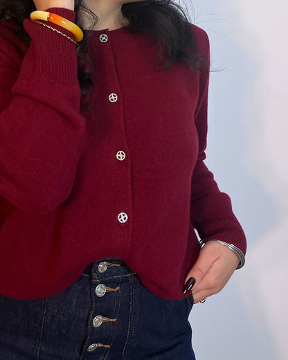 gilet en laine bordeaux porté en pull vue de près